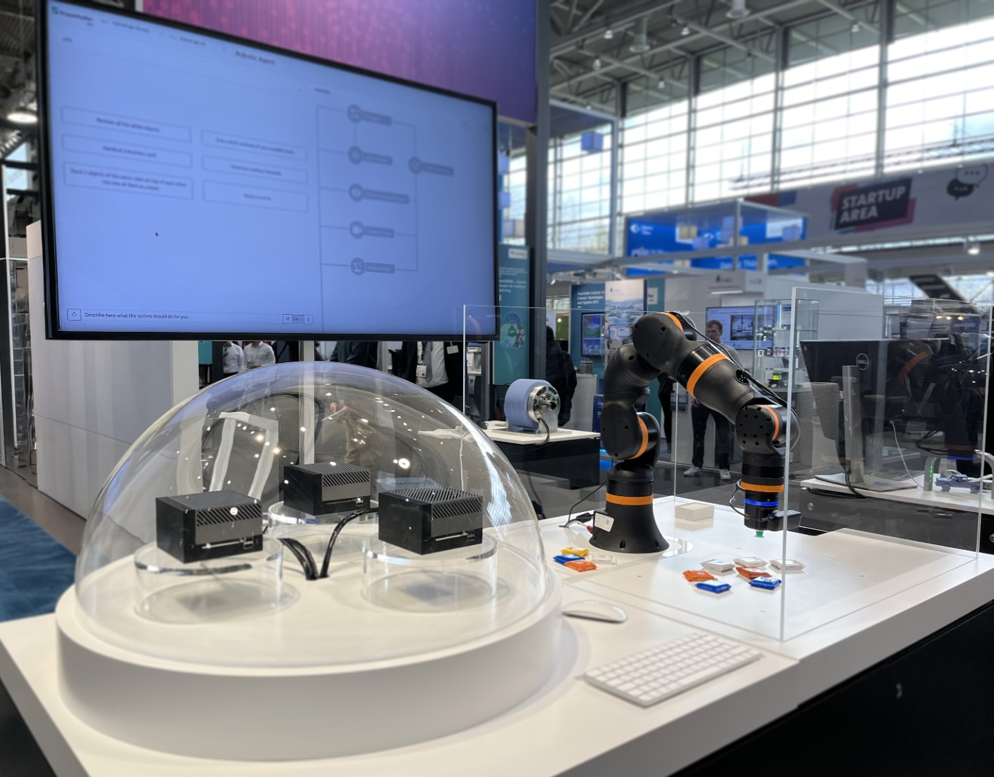 Der »RobotLLM« interpretiert natu?rlichsprachliche Anweisungen und setzt sie um – etwa indem er Gegenstände stapelt oder sortiert.