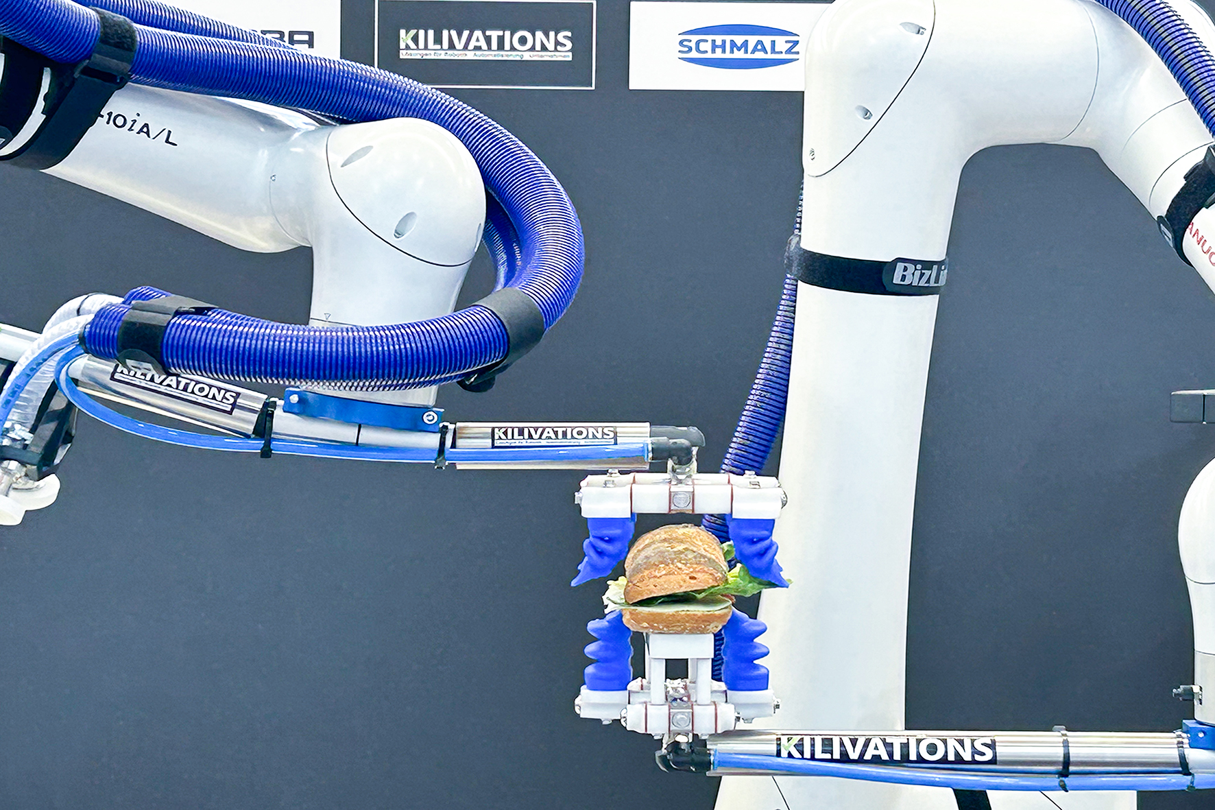 Greifer handhabt druckempfindliche Lebensmittel 3 Ein erster Fingergreifer mGrip greift das Brötchen, ein zweiter hebt den Deckel an. Dann geht es ans Belegen der Zutaten
