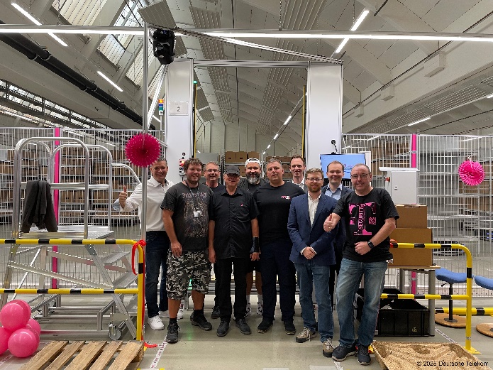 Dirk Raulf zusammen mit dem Projektteam bei der Einweihung des Shelf.