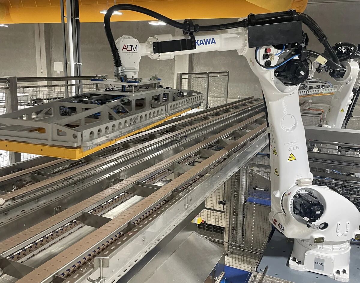 Ein von ADM speziell entwickelter Lagengreifer ermöglicht es dem Roboter, gleichzeitig bis zu sechs Dielen aufzunehmen.