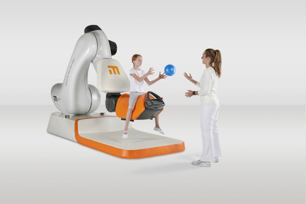 Therapieroboter hilft kranken und beeinträchtigten Menschen 1 01 HiRob Hippotherapie
