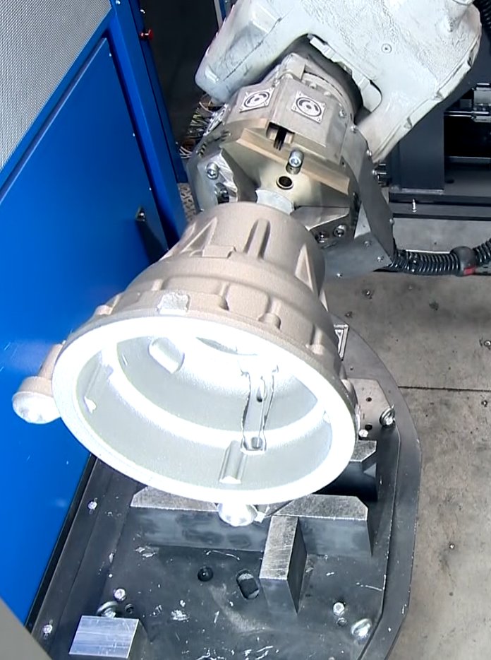 Eisengussteile-Säuberung ohne Nacharbeit 3 Die Lagebestimmung per Kamera
erspart Zeit und Spannmittel für die
Teilebereitstellung.