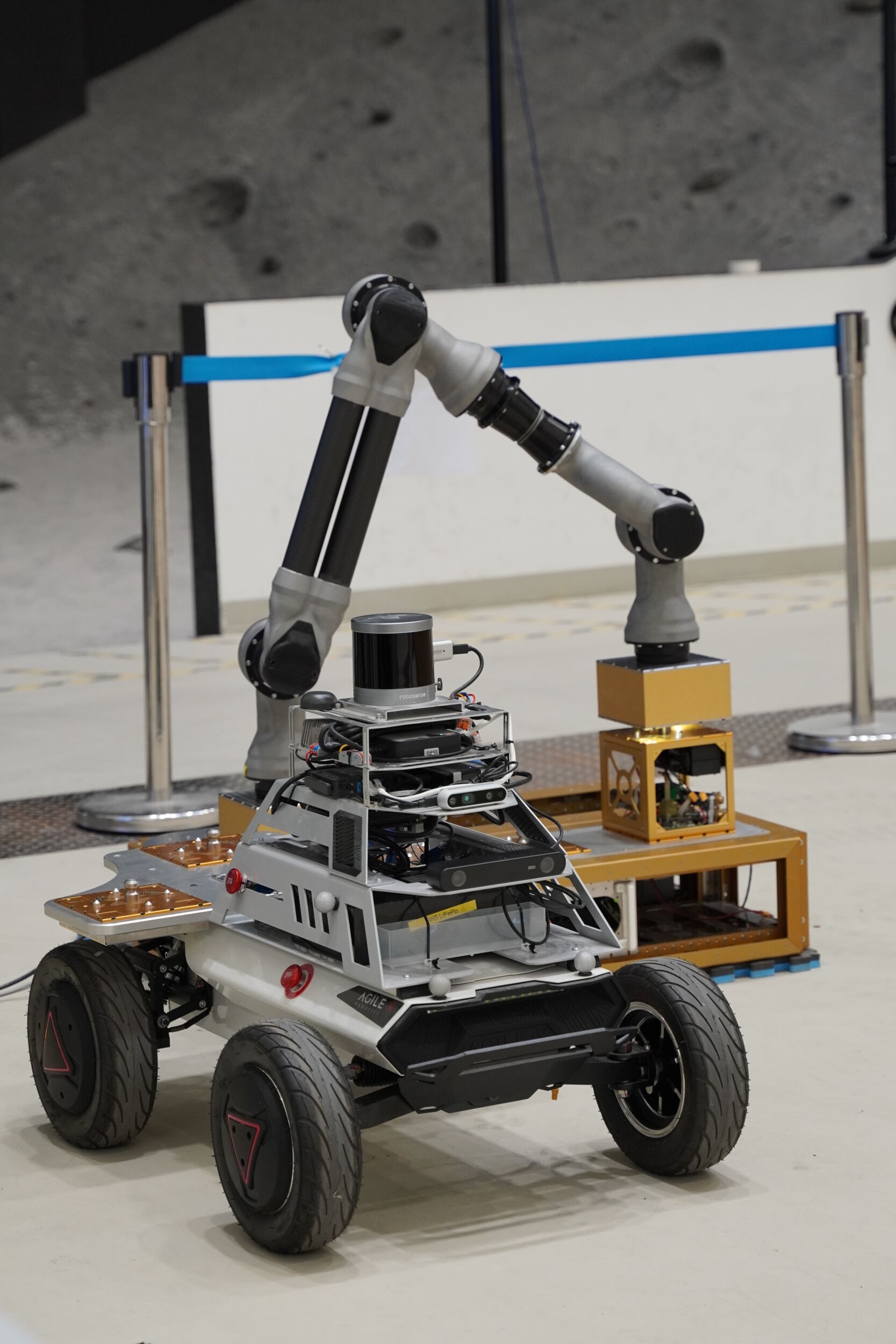 Modulare Weltraumrobotik 2 Der am DFKI entwickelte modulare Manipulatorarm übergibt das Nutzlastmodul über eine multifunktionale Schnittstelle an den Rover HUNTER SE.