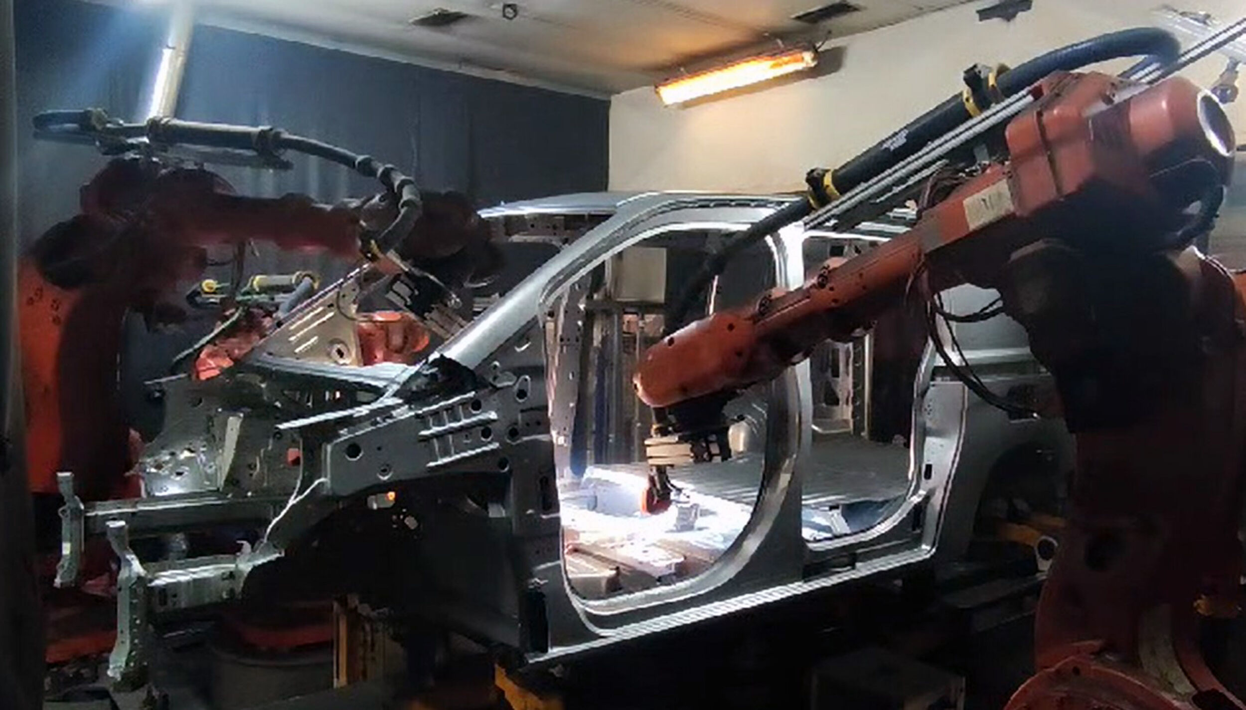 DGH entwickelte ein automatisiertes System zur Inspektion von Schweißverbindungen mit Kameras und Beleuchtung, die auf Robotern montiert sind.