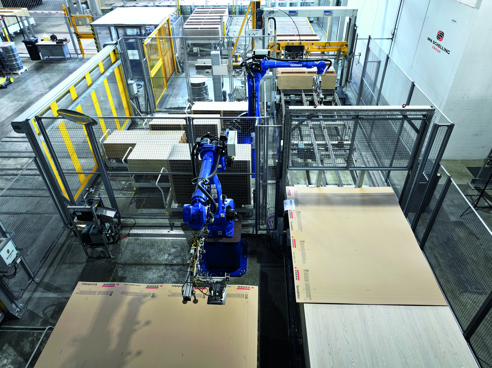 Sobald die Ware kommissioniert ist, übernimmt die Verpackungseinheit. Automatisierte Prozesse bereiten jeden Stapel für den Transport vor.