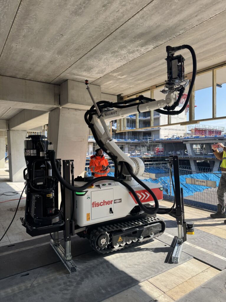 Mit Robotik zum Projekterfolg 1 Präzise Bohrungen durch den BauBot ermöglichten die reibungslose Montage der abgehängten Decke.