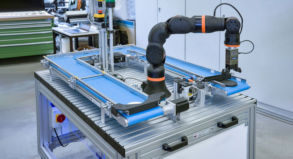 Automatisierung hautnah 1 Die TH Köln realisierte den kompakten Demonstrator mit Fördertechnik von MK und einem Igus-Cobot.