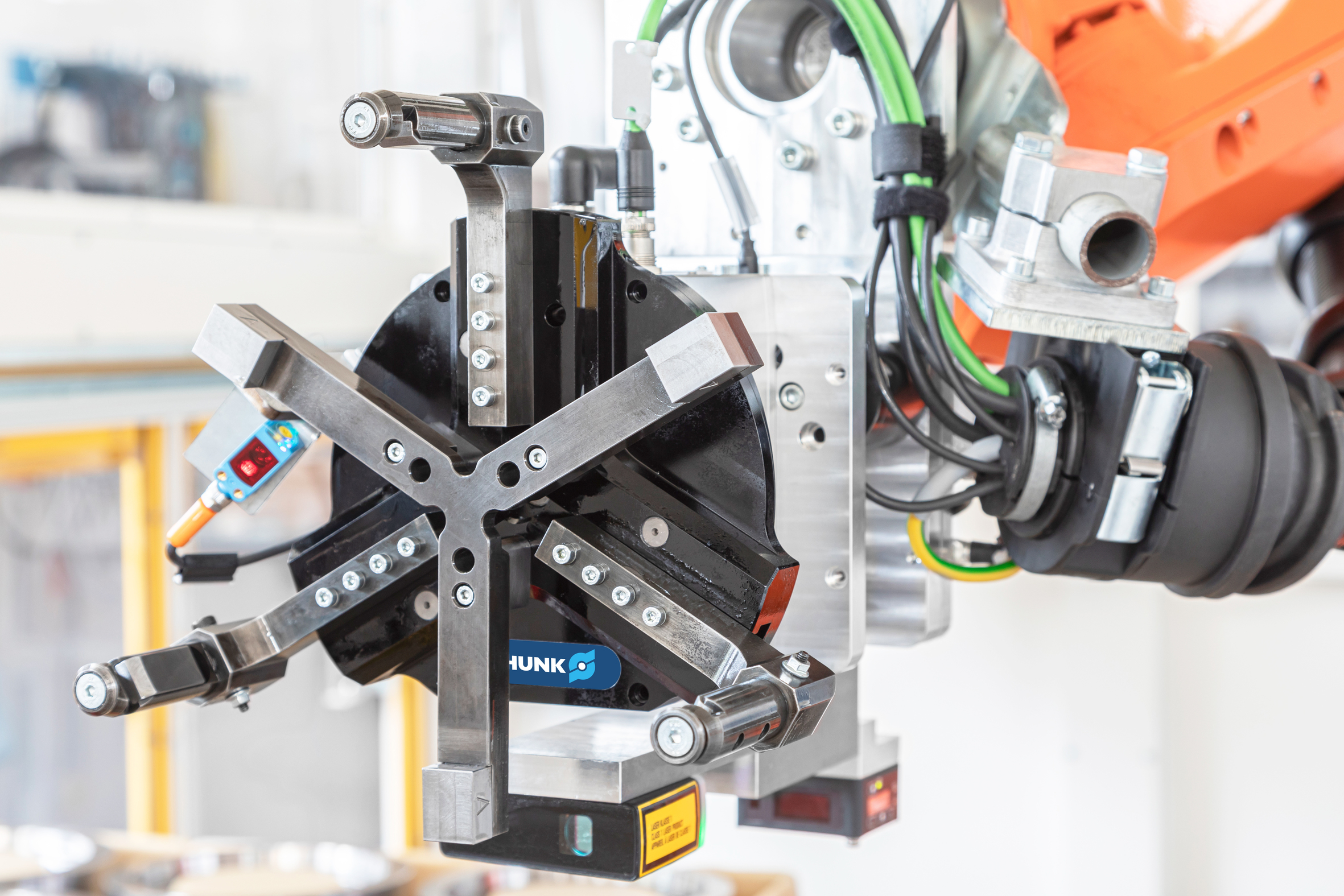 Der robuste mechatronische Zentrischgreifer EZU für das Handling rotationssymmetrischer Bauteile am Roboterarm des Kuka KR 30.