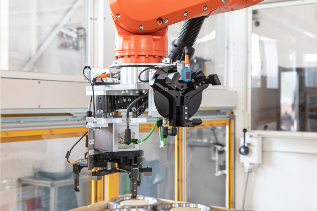 Zwei Zentrischgreifer EZU der Baureihe 30 und 35 f&uuml;r das Handling rotationssymmetrischer Bauteile in der Roboterzelle.