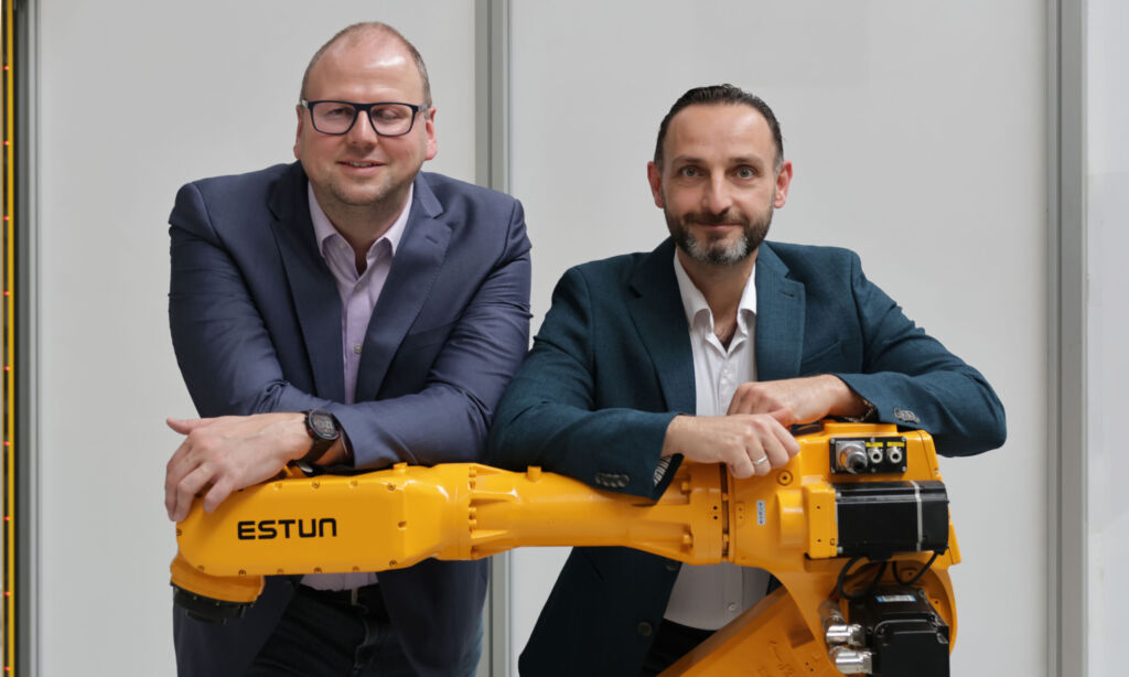 Dynamic Safety 2 Zwei der Botfellows: Sebastian Krusche (links) und Dr.-Ing. Mohamad Bdiwi.