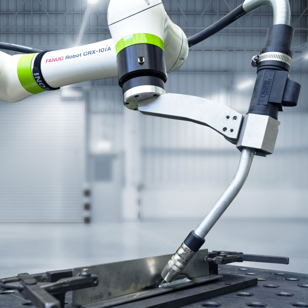 Automatisierungslösungen für Schweiß- und Schneidprozesse 1 CRX-10iA with arc welding accessories (light background)