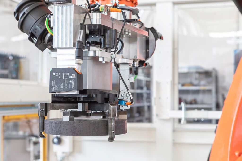 In dieser Zelle f&uuml;hrt der mechatronische Zentrischgreifer EZU dem Roboter Achsantriebsr&auml;der als Rohteile zu.