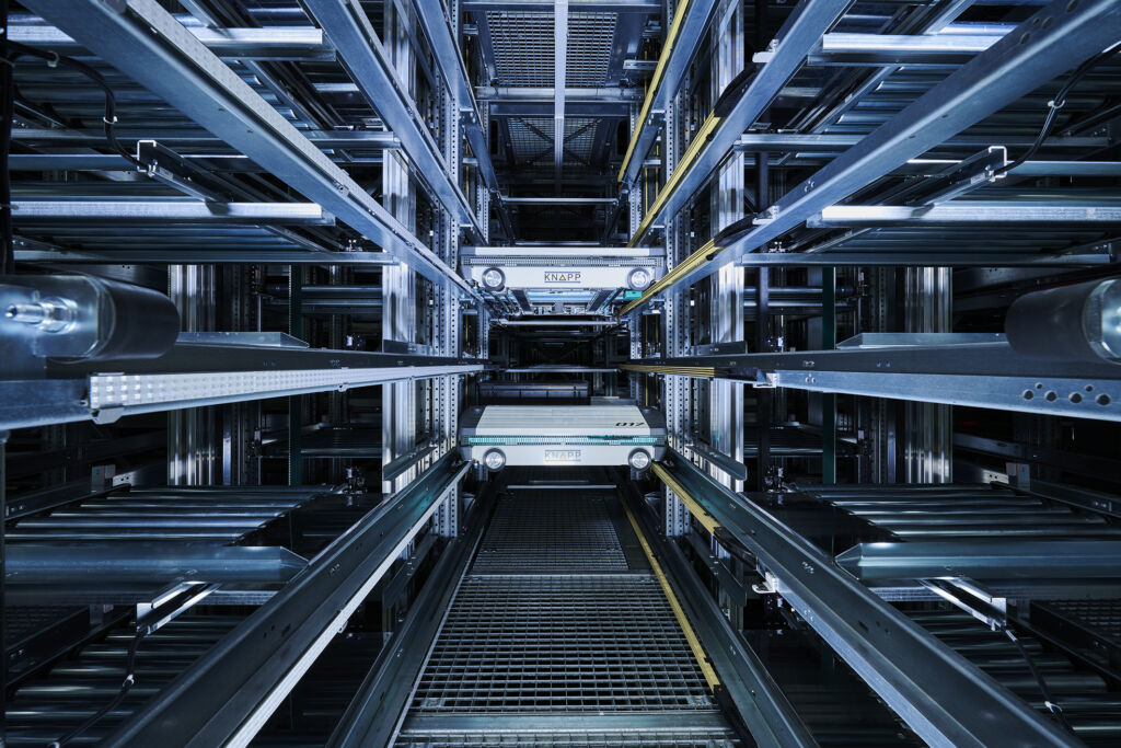 Smarte Logistik als Effizienztreiber 1 Durch die intelligente Kombination aus Evo Shuttle, Open Shuttles und Fördertechnik sind alle Produktionsbereiche effizient verbunden. Sie sorgen für einen konstanten, durchgängigen Materialfluss vom Wareneingang über die Produktion bis zum Warenausgang.