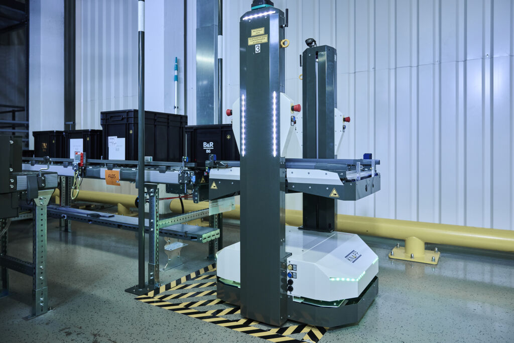 Smarte Logistik als Effizienztreiber 2 Die Open Shuttles transportieren bis zu zwei Behälter gleichzeitig. Die Verwaltung, Steuerung und Koordination der Flotte übernimmt die Software KiSoft FCS von Knapp.