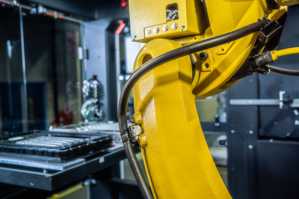 Standard individualisiert 2 Blick in die Anlage: Zwischenspeicher für Werkstückträger im Hintergrund