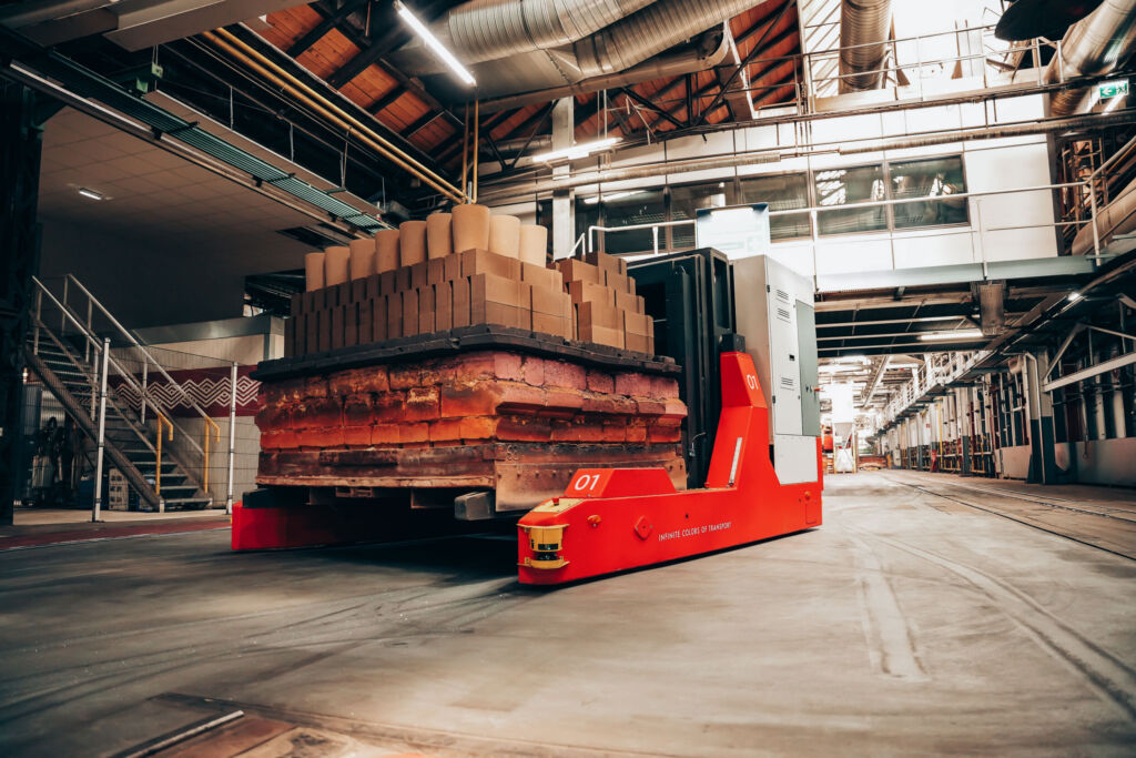 Was zählt, ist die passende Lösung 1 Fahrzeuge der Serie Custom Move transportieren bis zu 16t schwere Feuerfestprodukte auf speziellen Tunnelofenwagen.