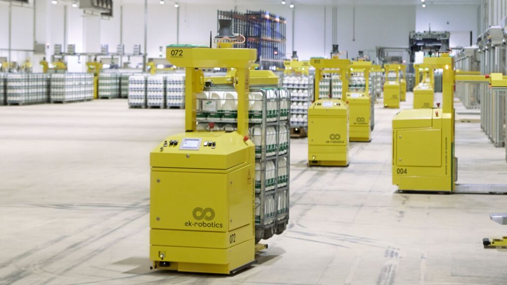 Was zählt, ist die passende Lösung 2 Maßgefertigte Transportroboter lagern bei Arla Foods verschiedene Milchsorten im bodenebenen Blocklager eines 9.000m² großen Hochleistungskühllagers ein.