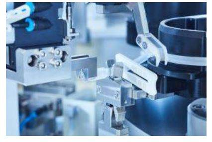 Montage von medizinischen Einweg-Schlauchsets mit der Lösung von Knoll Automation: Eine Klemme ist schon aufgeschoben, ein Luer-lock-Endstück wird gerade montiert.