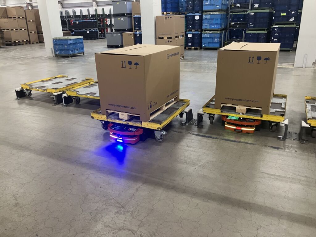 Mobile Roboter schließen den Kreis zwischen Lager und Produktion 1 Trolleyaufnahme Uebergabestation