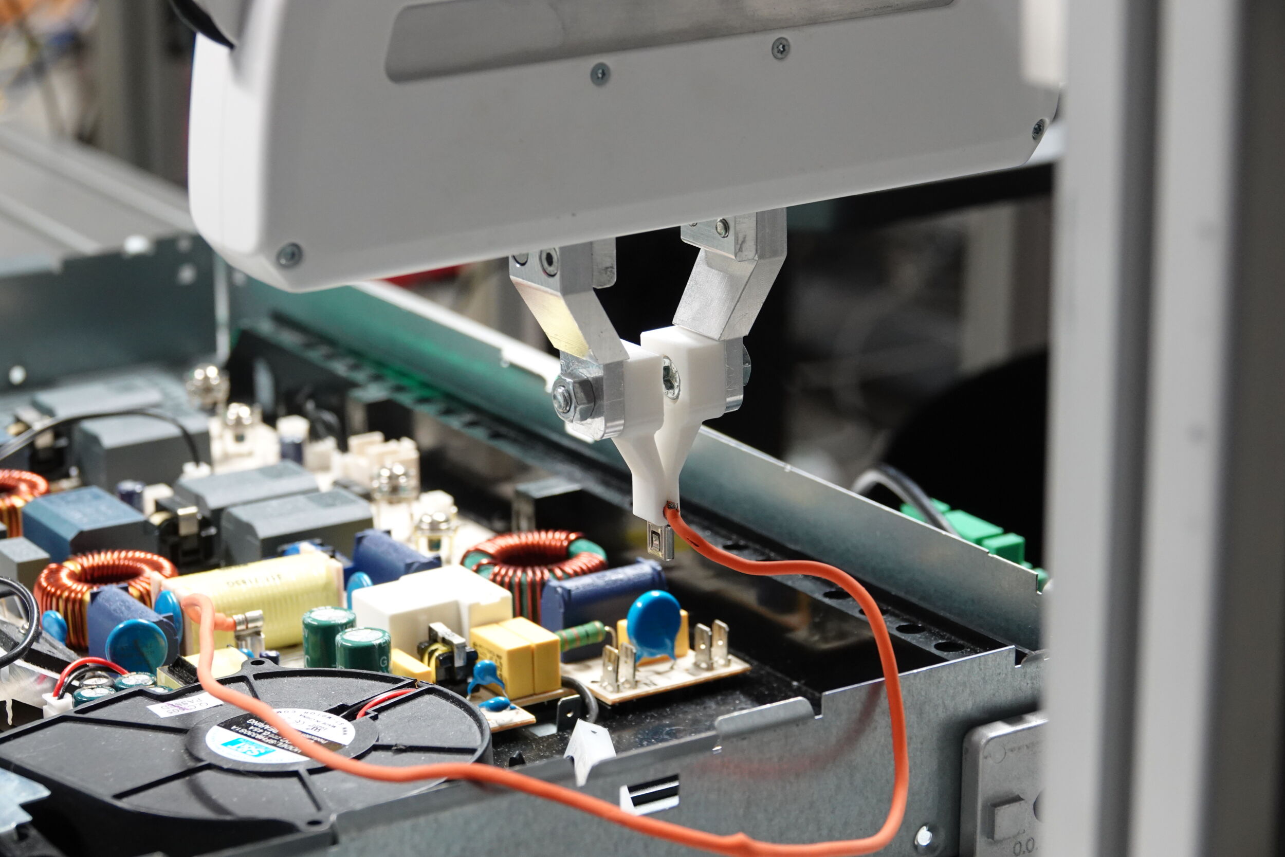 Im Rahmen einer robotischen Steckaufgabe in der Verkabelung von Elektroherden erprobte ein Wissenschaftlerteam am Fraunhofer IPK die Automatisierung von Montageaufgaben durch KI-Prozessüberwachung.