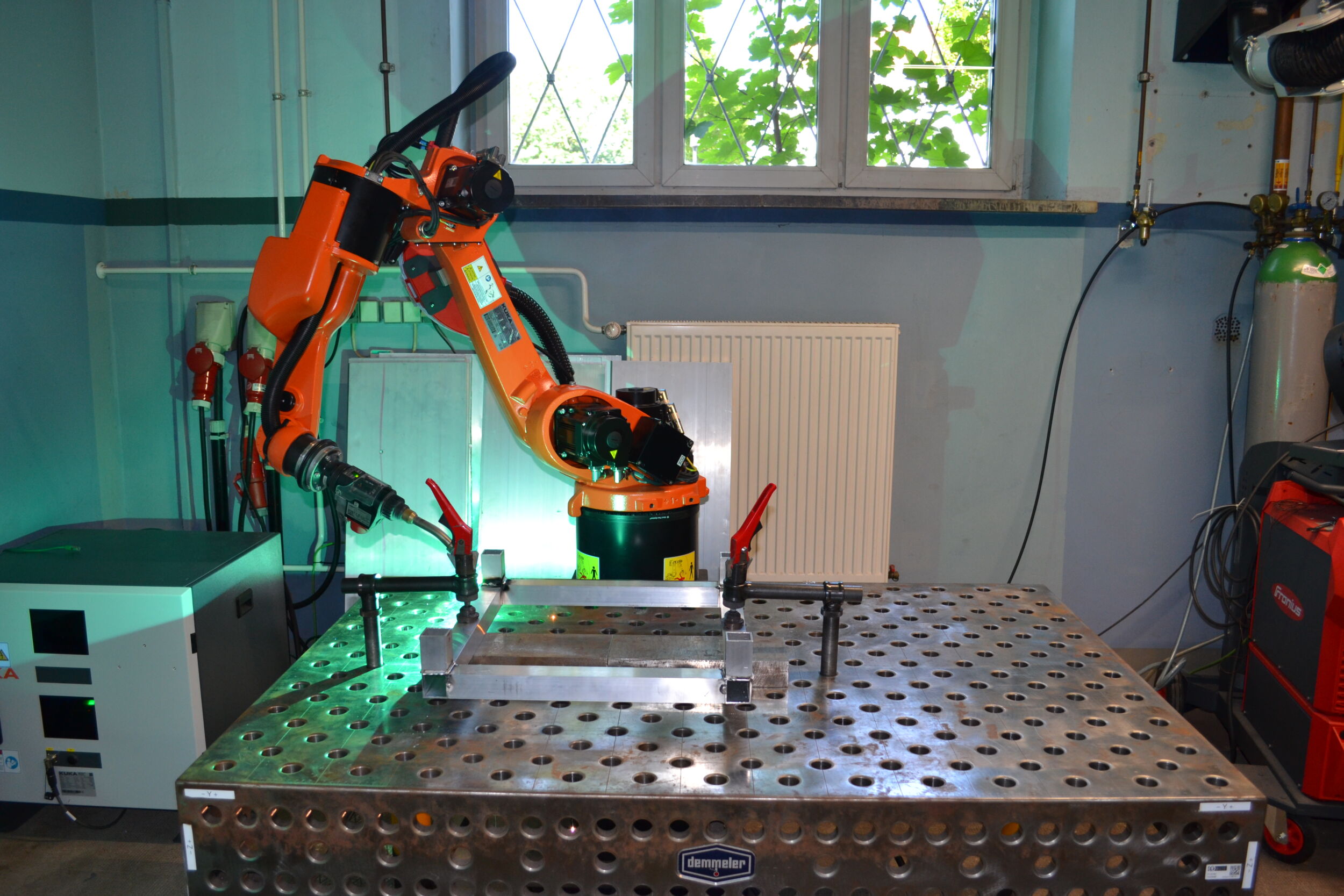 Die Softwarelösung von Byte Robotics generiert ein kollisionsfreies, taktzeitoptimales Roboterprogramm, das mit den bekannten Softwarewerkzeugen der Programmierer:innen weiterverwendet werden kann.