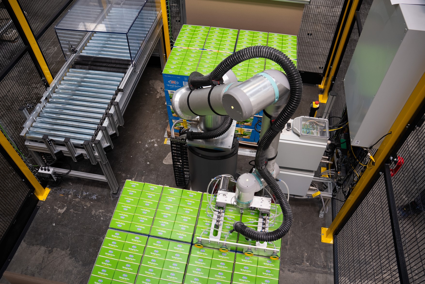 Die kompakte Roboterlösung von RobCo ließ sich nahtlos in die bestehende Verpackungslinie integrieren.