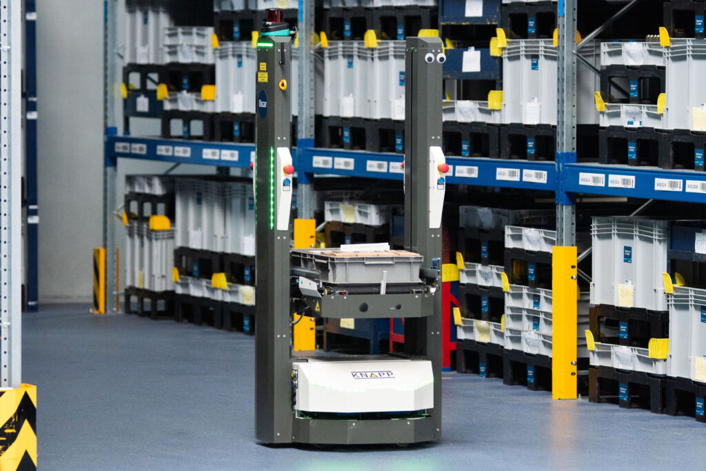 Verbesserte Transportprozesse 1 Das Open Shuttle von Knapp navigiert autonom durch die Lagerhallen. Mithilfe der 3D-Hinderniskamera und spezieller Sensorik ist es personensicher und kann auch in schmalen Gängen mit Personen- und Staplerverkehr eingesetzt werden.
