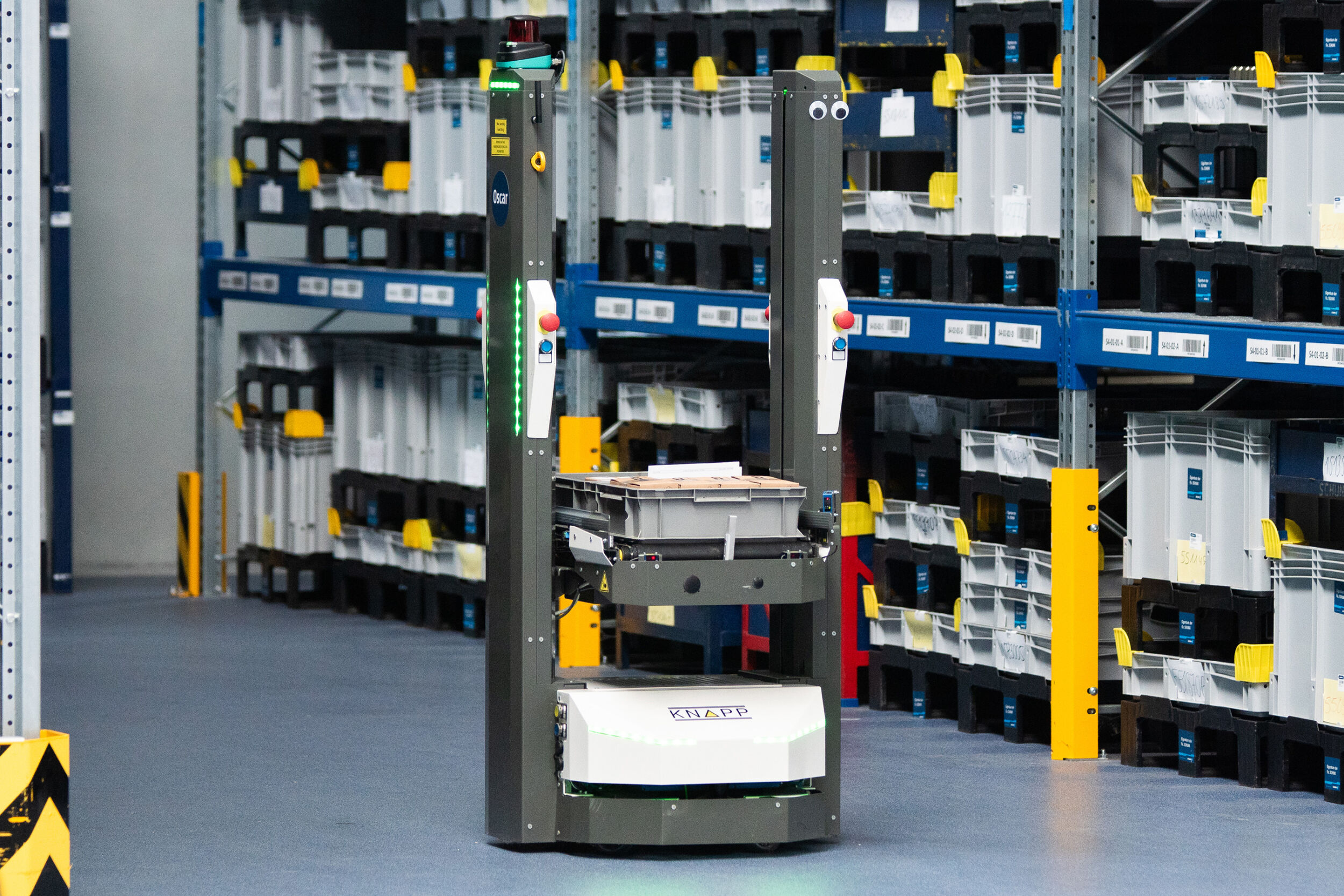 Das Open Shuttle von Knapp navigiert autonom durch die Lagerhallen. Mithilfe der 3D-Hinderniskamera und spezieller Sensorik ist es personensicher und kann auch in schmalen Gängen mit Personen- und Staplerverkehr eingesetzt werden.