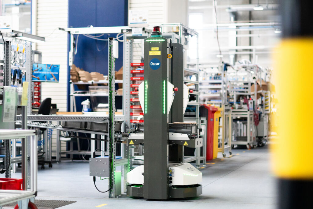 Verbesserte Transportprozesse 2 Das Open Shuttle ist in der Lage, Behälter auf Durchlaufregale abzugeben. Im Fall von Schunk sind diese mit einer Stellplatzsensorik zur Aufnahme und Abgabe von Behältern ausgestattet.