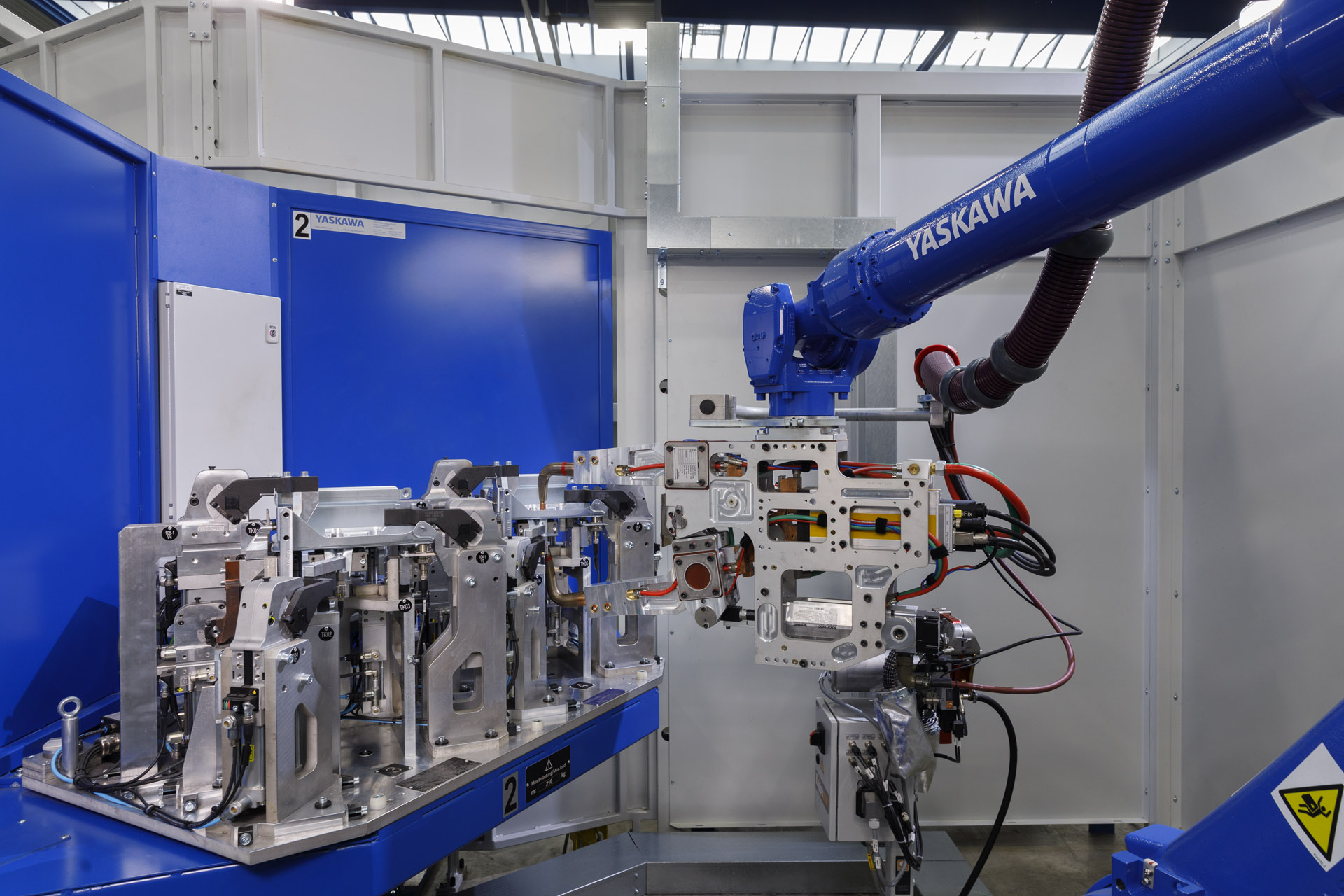 Der Punktschweißroboter der SP-Serie von Yaskawa geht bei der Firma Gebr. Binder mit seiner Leichtbau-Servozange dynamisch und hochpräzise ans Werk.