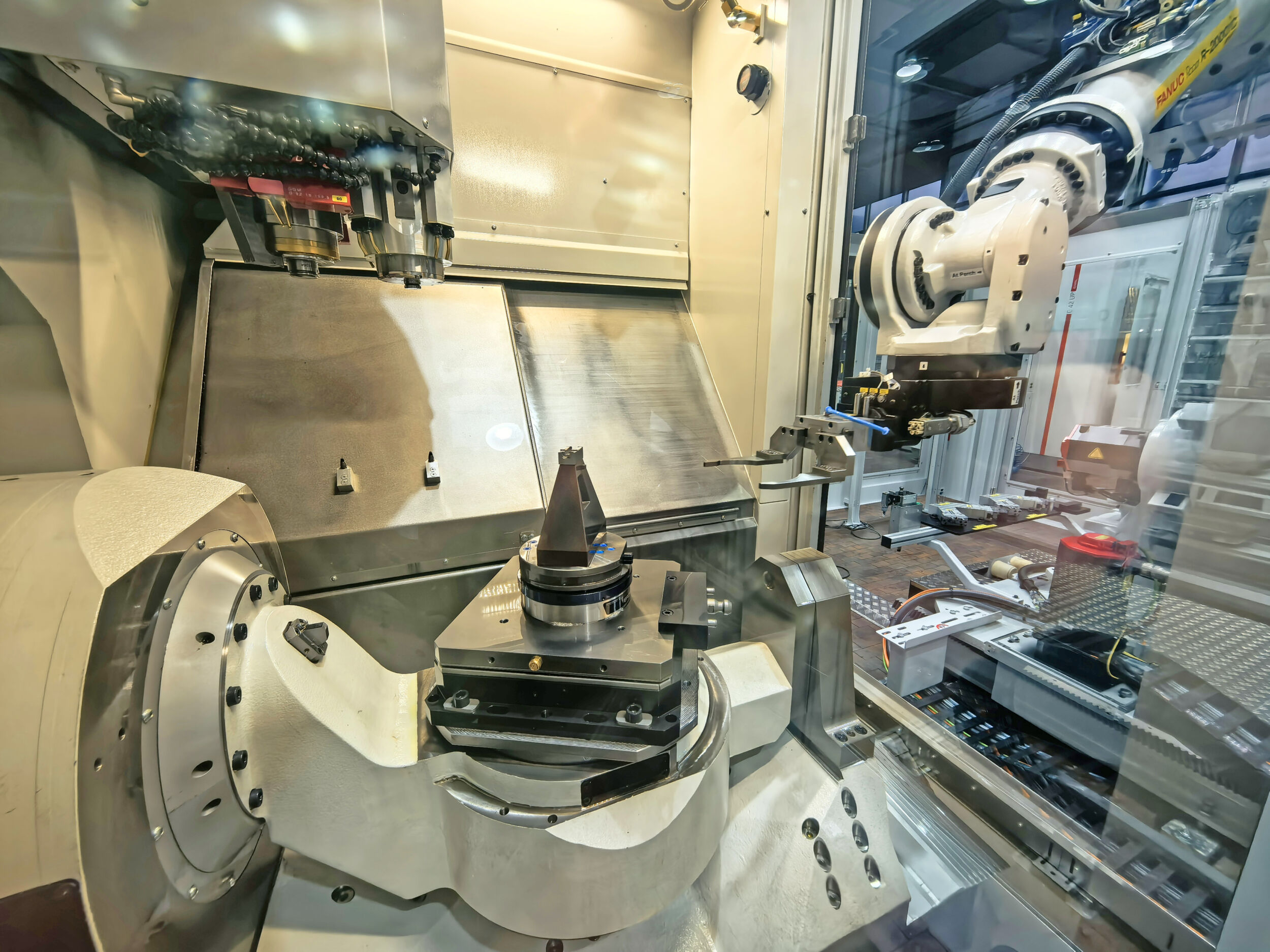 Der Roboter versorgt die Fräsanlage bei Lamy mit bestückten Werkstückträgern, Standard-HSC-Werkzeugen oder Mikrofräsern.