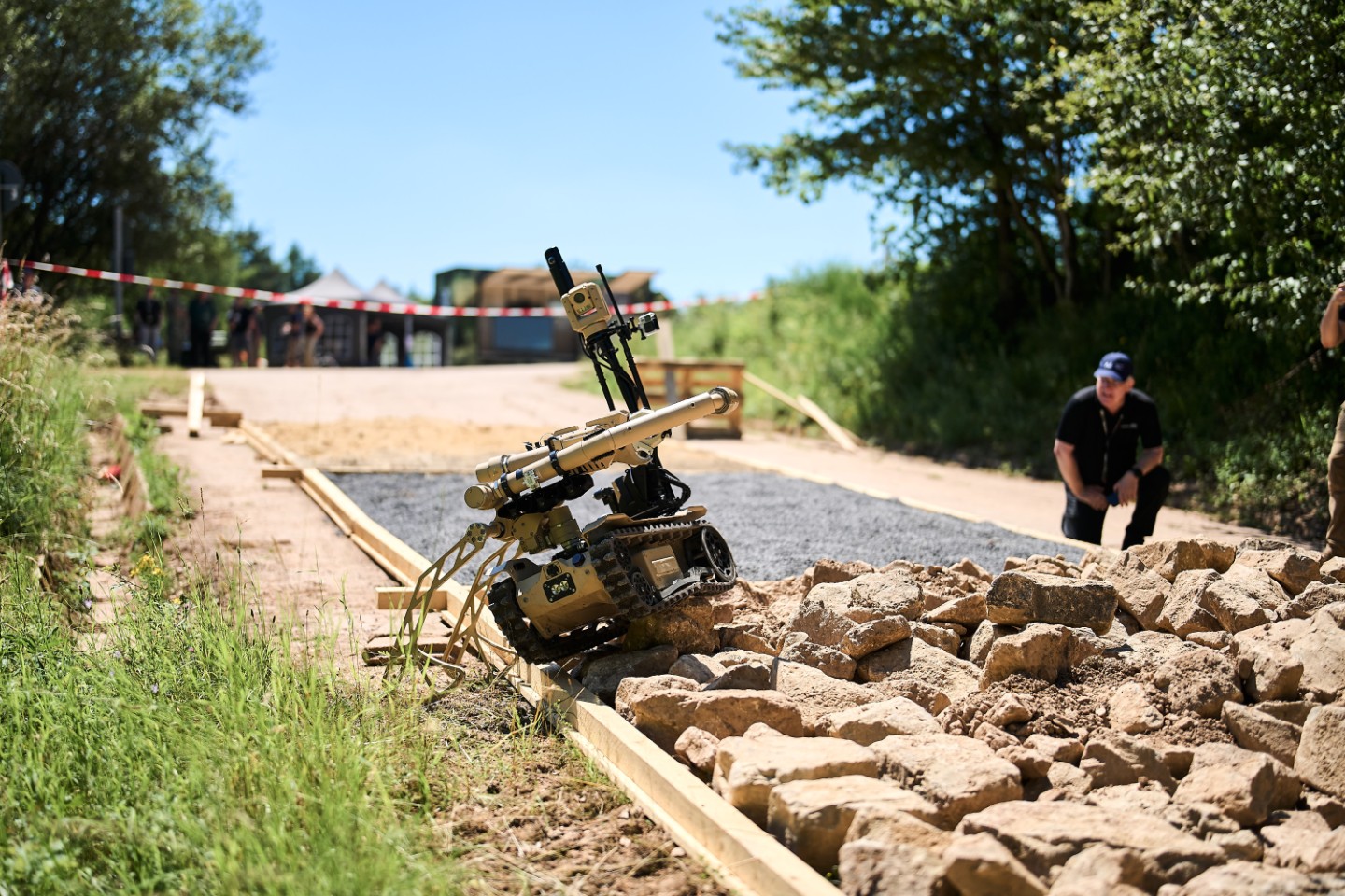 Holprige Teststrecke: Beim European Land Robot Trial 2024 hatten die Landroboter auf dem Gelände der WTD 41 in Trier anspruchsvolle Aufgaben zu meistern. Chefjuror Prof. Dr. Henrik I. Christensen (r.) begutachtete die gezeigte Leistung.