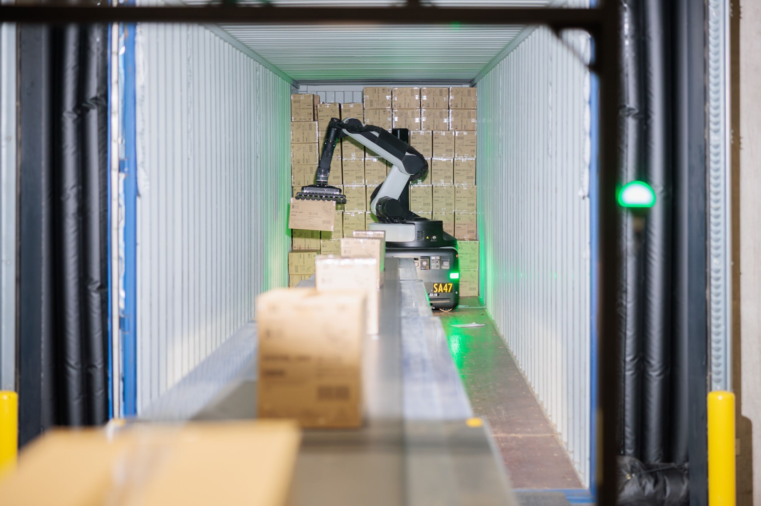 Lidl automatisiert Containerentladung 3 Unloading Robot Henk van der Giessen