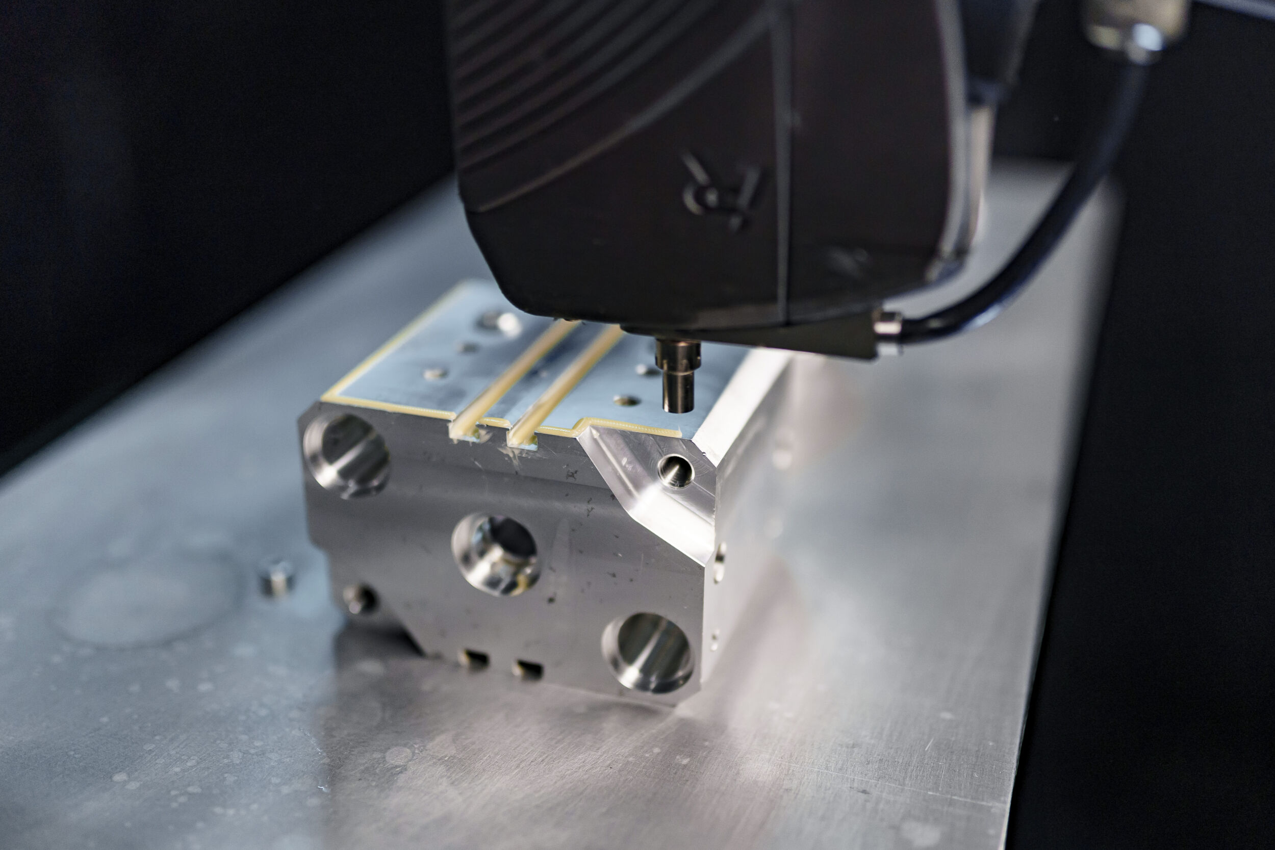 Ein elektrischer Impuls schleudert das Medium aus der Jetdüse - ohne Bauteilkontakt und ohne Zustellbewegung.