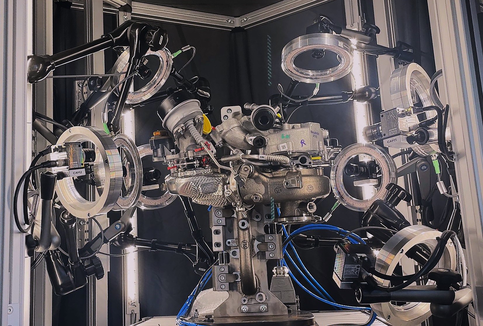 Jeweils vier 5MP-Kameras oberhalb und unterhalb erfassen den Lader räumlich komplett und prüfen ihn per Bildverarbeitung auf eine ganze Reihe von Merkmalen.