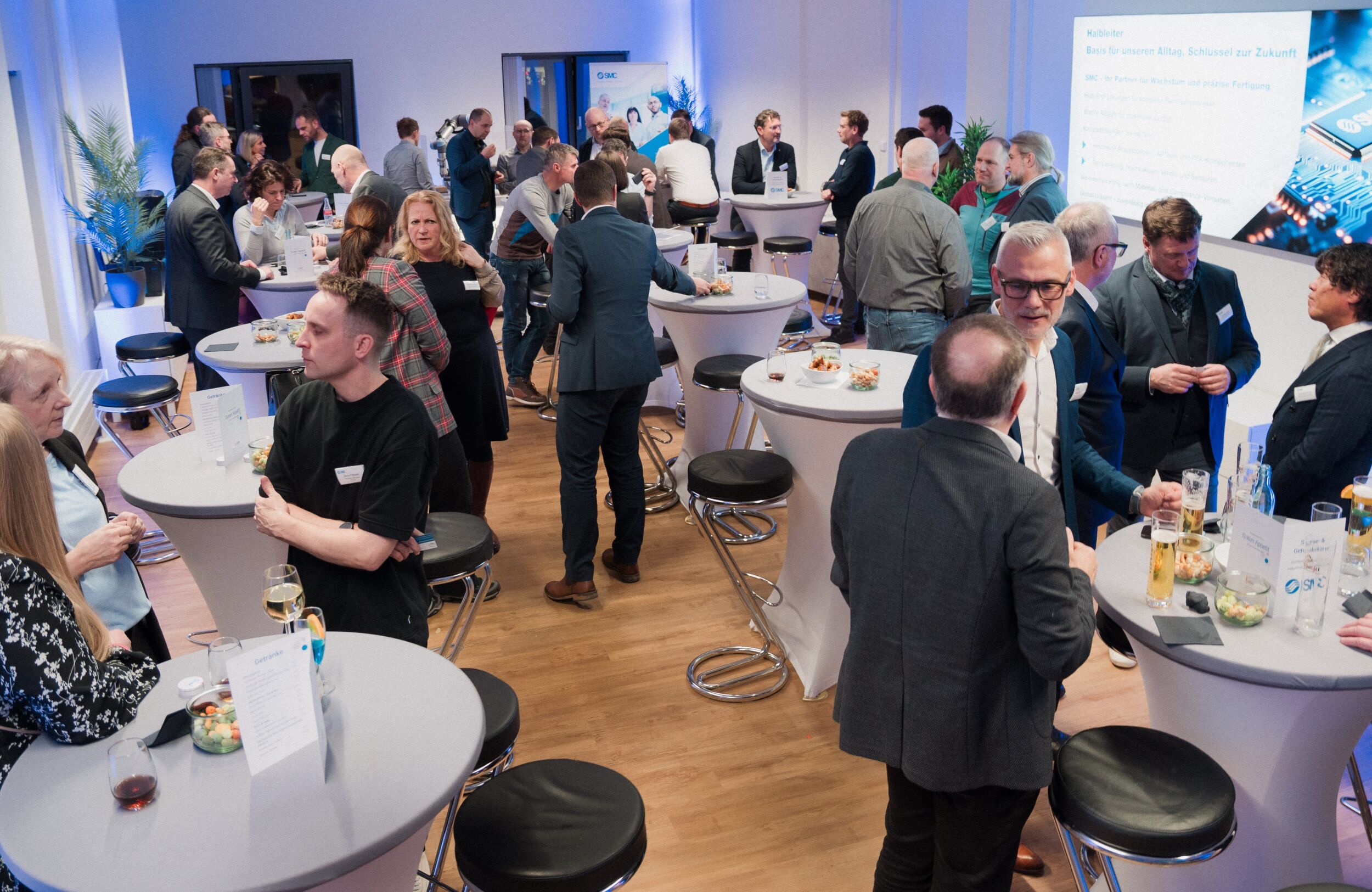 Gäste aus Industrie, Politik und regionaler Wirtschaft bei der feierlichen Eröffnung des neuen Industrial Application Center von SMC in Dresden am 29. Januar.