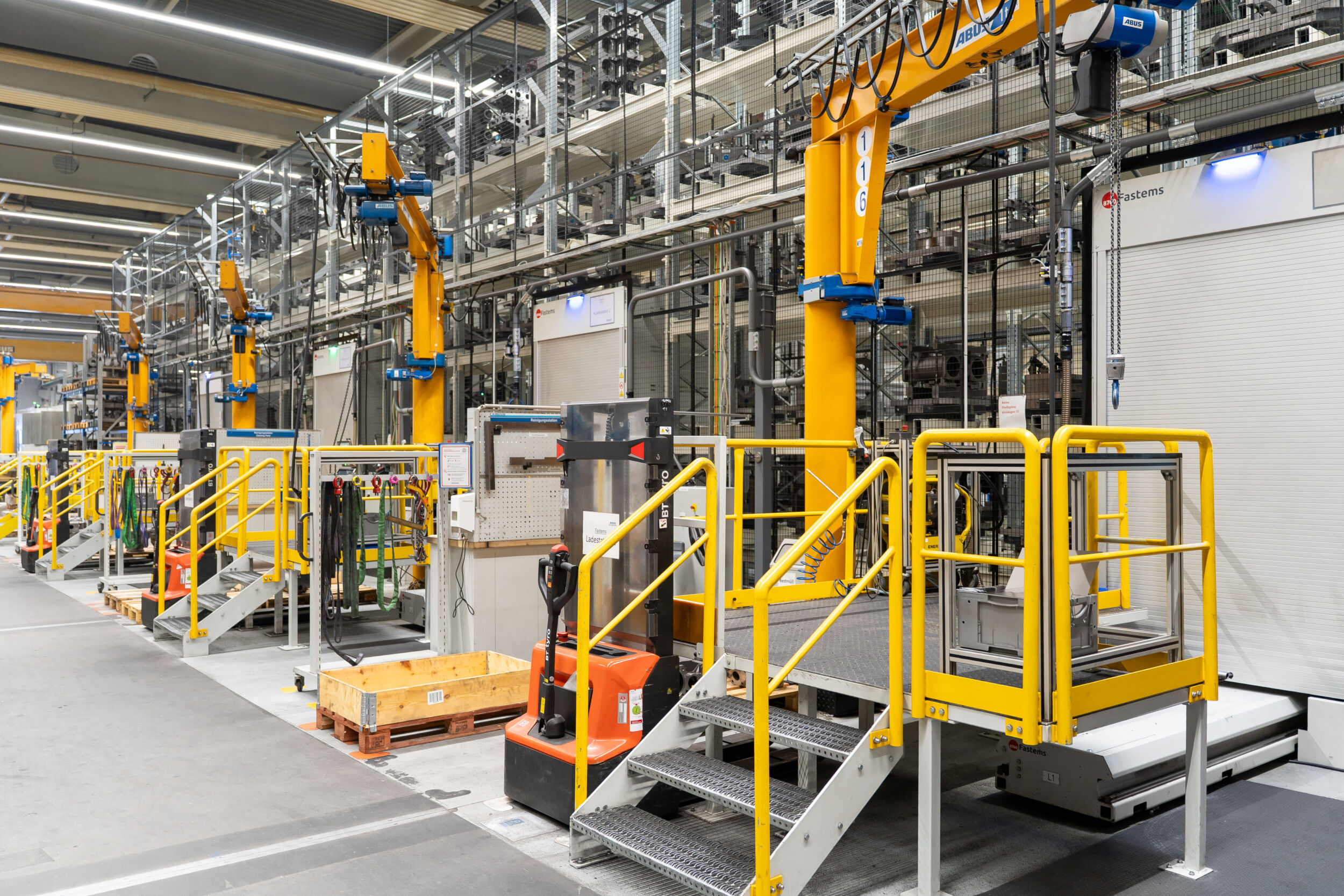 Hand in Hand: Service & Automatisierung 7 Das MLS-XMD mit 3.000kg Traglast pro Palette bietet auf einer Länge von rund 38 Metern Platz für insgesamt 204 Paletten. Mit dem System verkettet sind derzeit drei Bearbeitungszentren von Heller.