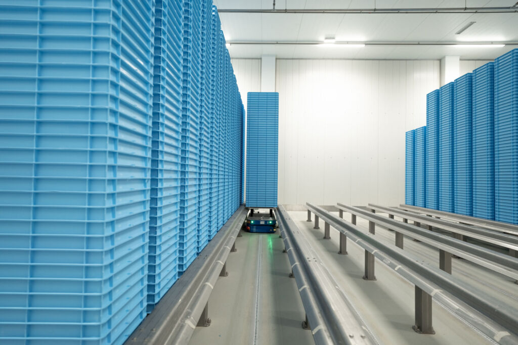 Hoch gestapelt 1 Nachdem die Teiglinge im Teiglager von Gustavo Gusto geknetet und geformt wurden, werden sie in Kisten gelegt und bis zu 3,2m hoch gestapelt. Diese werden dann als Doppelstapel vom FTS aufgenommen und in das Ruhelager transportiert.