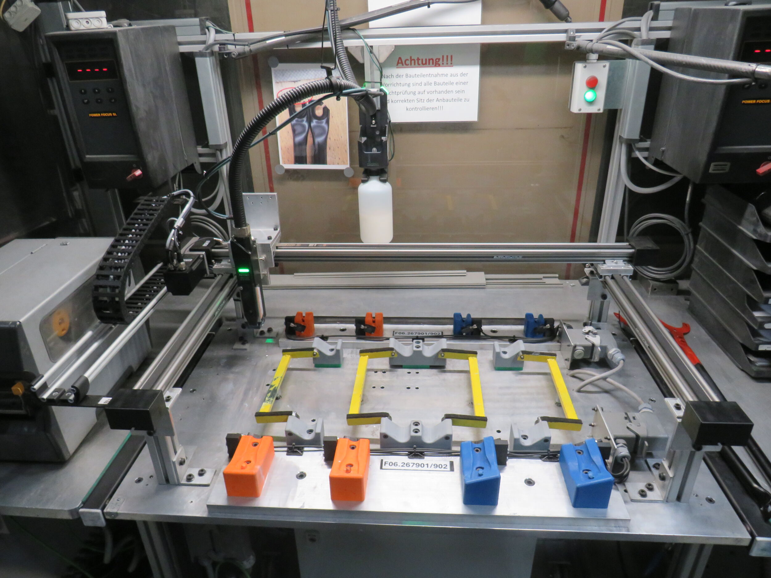 Mit dem kompakten Flächenportal DLE-FG-0002 automatisiert Meleghy Automotive die Barcode-Anbringung an Strukturbauteilen. Die Lösung sorgt für stabile, reproduzierbare Prozesse und entlastet Mitarbeitende von monotonen Arbeitsschritten.