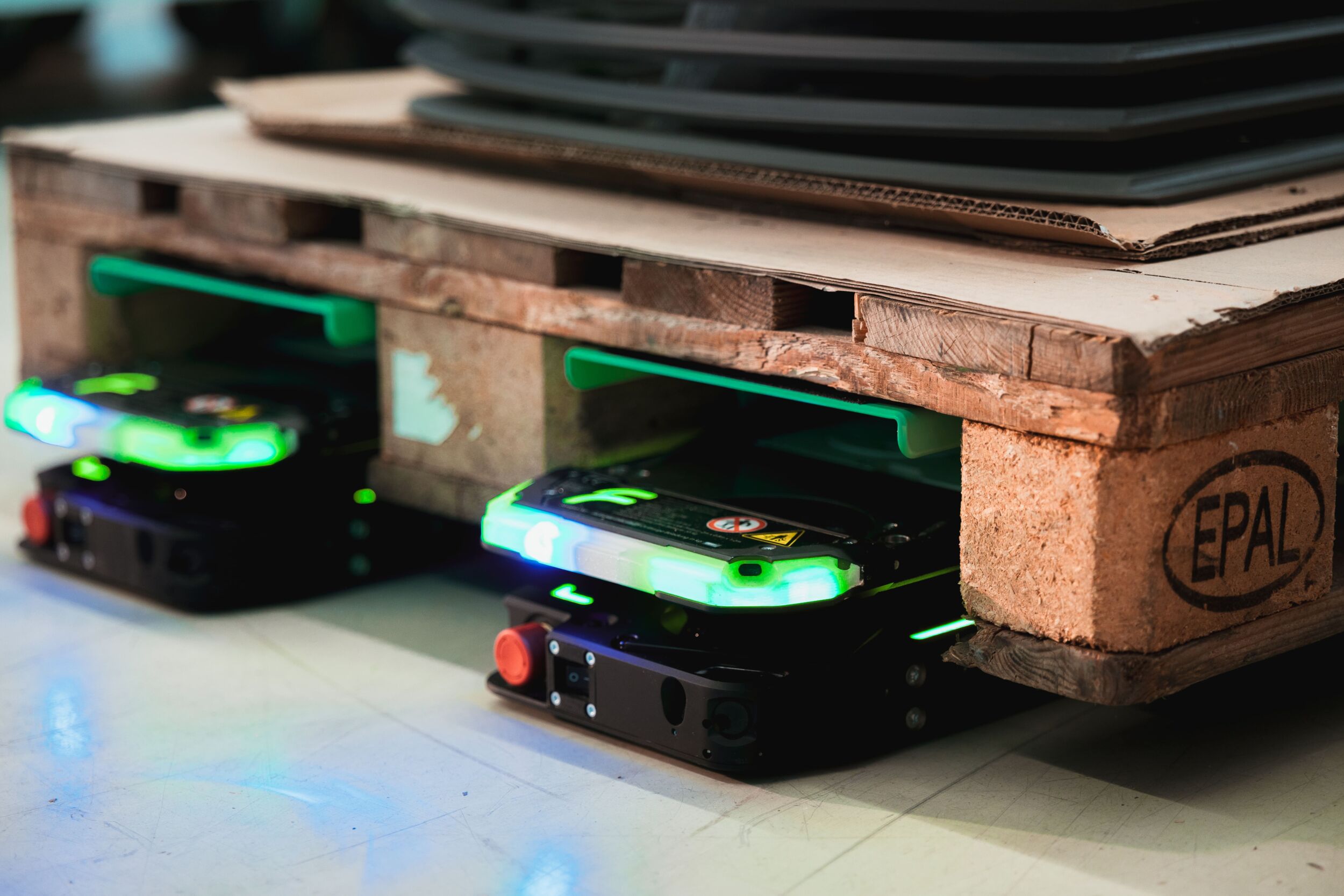 Filics Unit lifting an EPAL pallet HQ 2