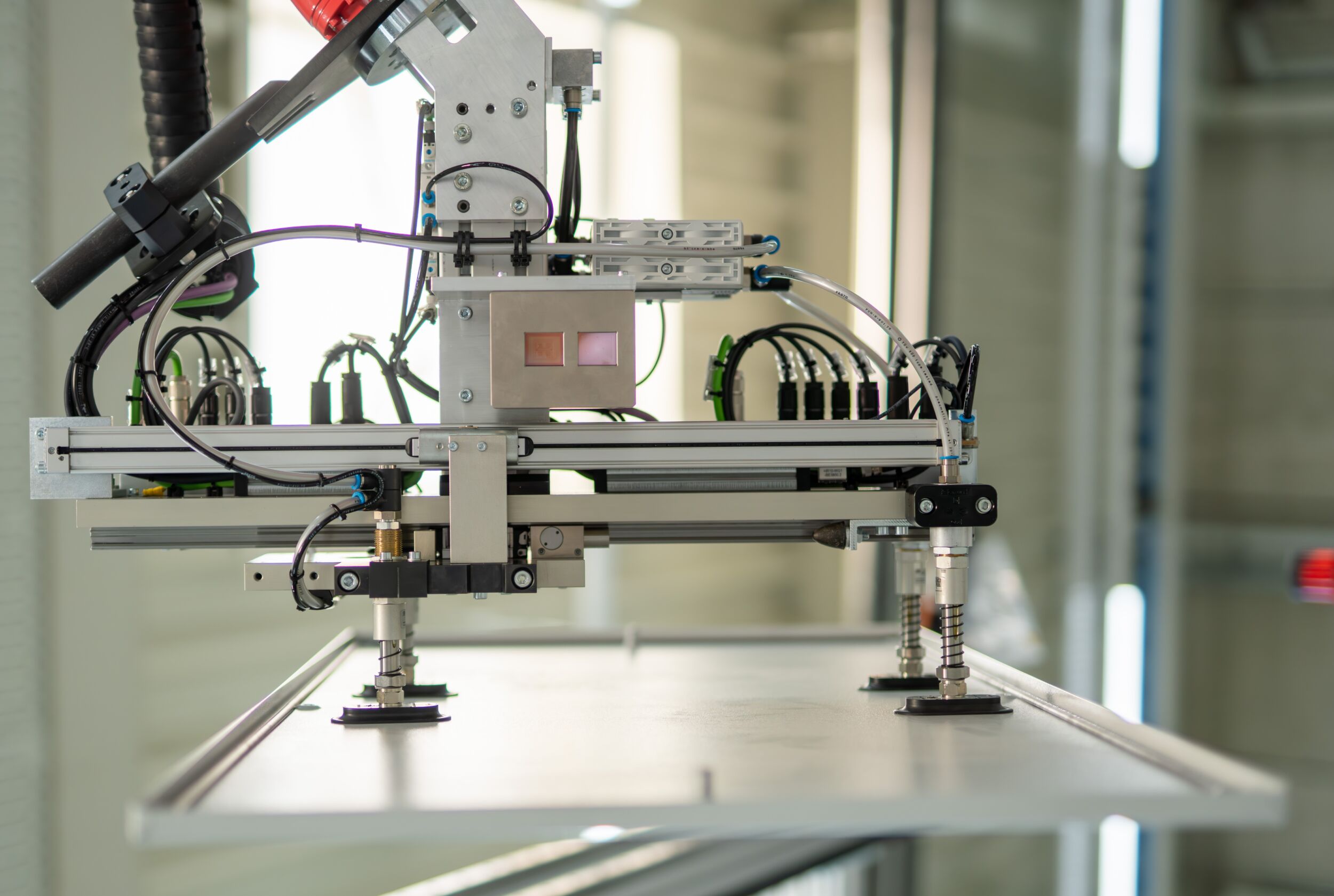 Die 3D-ToF-Kamera Blaze von Basler ist in den Robotergreifer integriert.