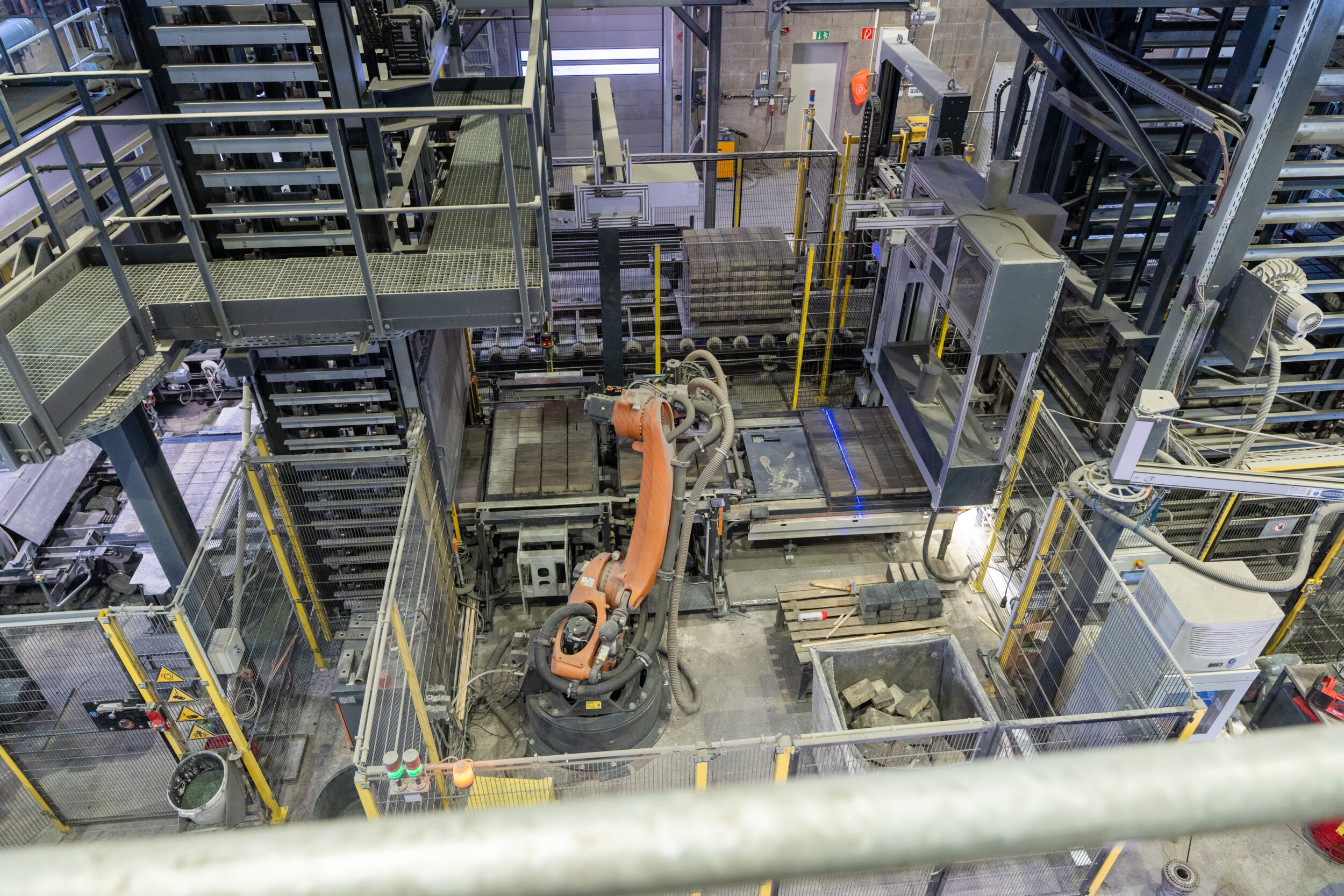 Die Anlage bei Kortmann Beton ermöglicht eine vollautomatische Inline-Qualitätskontrolle, die rund um die Uhr fehlerhafte Steine in Echtzeit aussortiert.