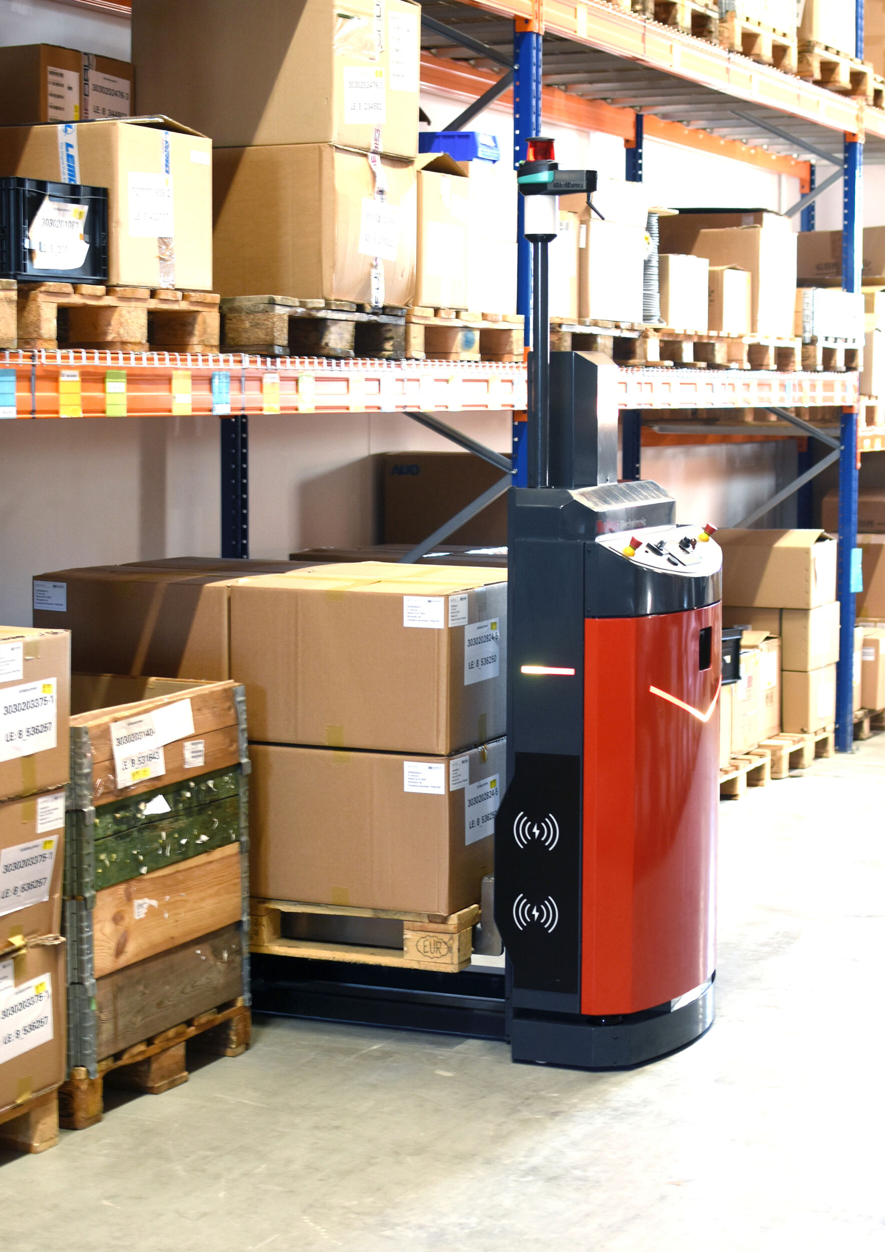 FTS von Melkus Mechatronic sind besonders kompakt gebaut und bewegen sich mit kleinem Wendekreis auch auf engem Raum.