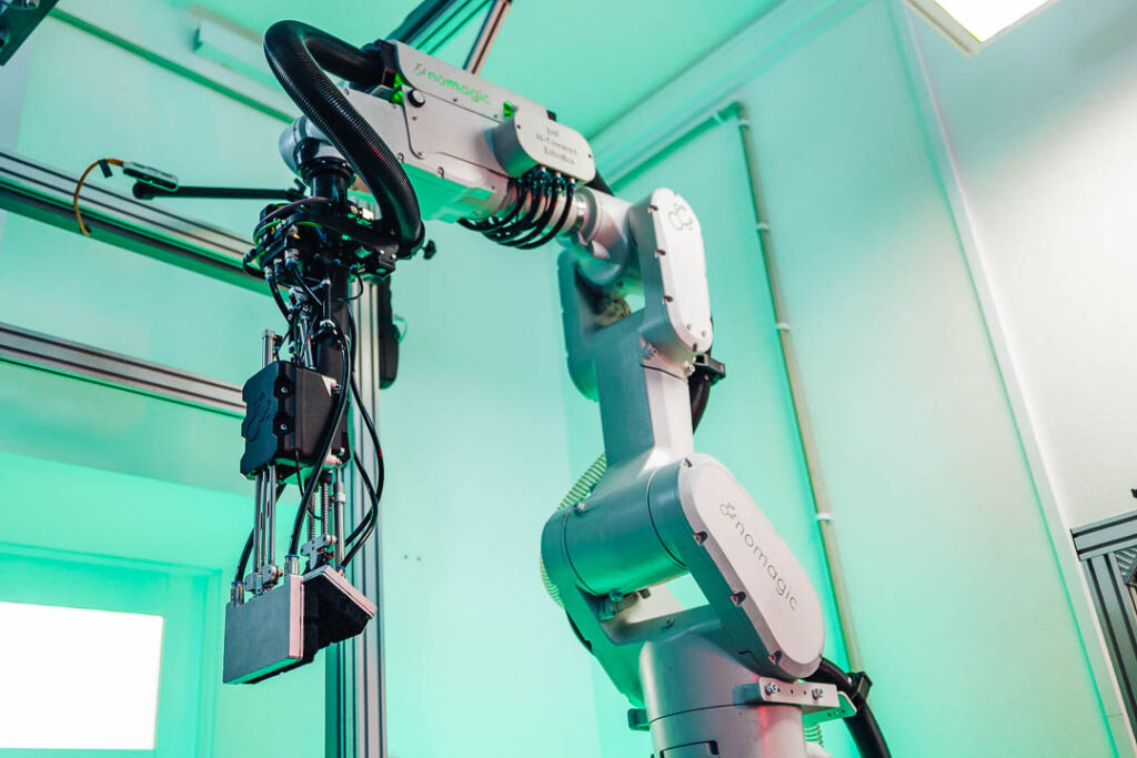 Physical-AI-Lösung zum Greifen von zweiteiligen Schuhkartons 1 Nomagic Shoebox Picker 3