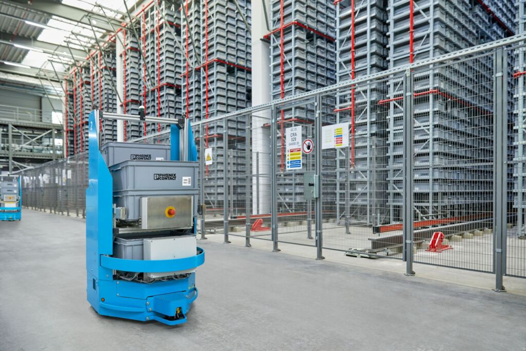 Mit flexiblen Ansätzen zu effizienten FTS-Lösungen 1 Fahrerlose Transportsysteme, die der Automatisierung der Materialprozesse in der Intralogistik dienen, erhöhen die Effizienz und Sicherheit in modernen Lagerhäusern.