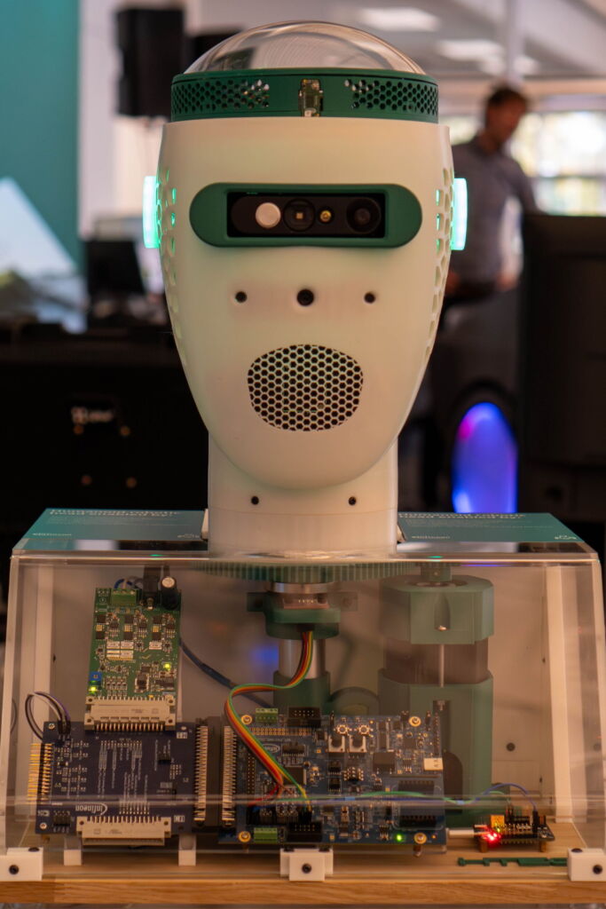 Der Humanoid Robotic Head von Infineon Technologies 
und HTec verf&uuml;gt &uuml;ber 360&deg;-Multisensorik-F&auml;higkeiten 
und interaktive Roboterfunktionen.