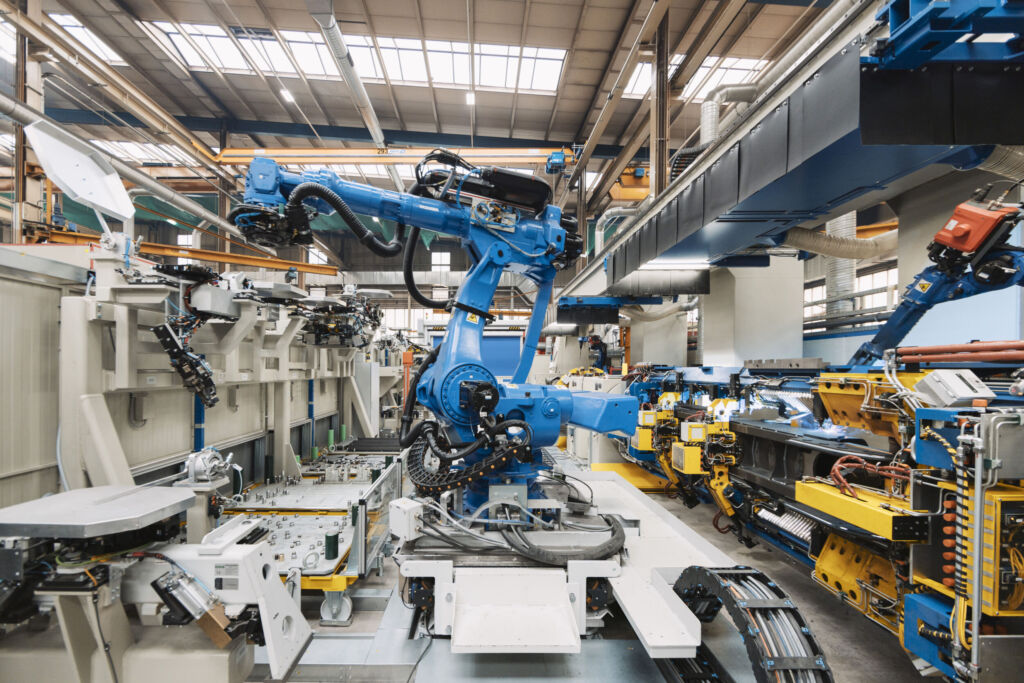 Ein Stück Automatisierungsgeschichte im Stahlbau 2 Bedient werden die Schweißroboter durch einen Handling-Roboter Motoman GP600, der auf einer Bodenfahrbahn montiert ist.