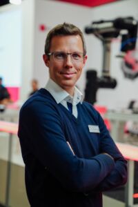 Das Thema Functional Safety ist bei Humanoiden ein relevanter Faktor für die Skalierung, vor allem in den USA und in Europa. Zu diesem Thema erwarte ich bereits im Laufe von 2026 einen Durchbruch. An ersten Ansätzen arbeiten wir bereits gemeinsam mit Herstellern humanoider Roboter. Größere Stückzahlen erwarten wir dann in 2027. Florian Weißhardt, Synapticon