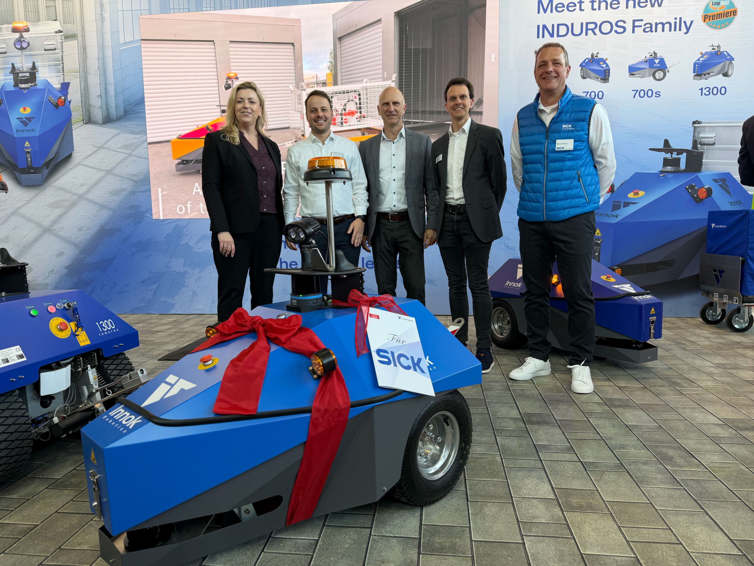 Sick setzt Transportroboter von Innok Robotics ein 3 Ulrike Kahle-Roth (Vorständin Supply Chain & Fulfillment, Sick), Nikolas Rössler (CFO & CCO, Innok Robotics), Volker Weisenhorn (Head of Central Unit Operations Logistics, Sick), Alwin Heerklotz (CEO & Gründer Innok Robotics), Marcus Ichters (Key Account Mobile Plattforms, Sick)