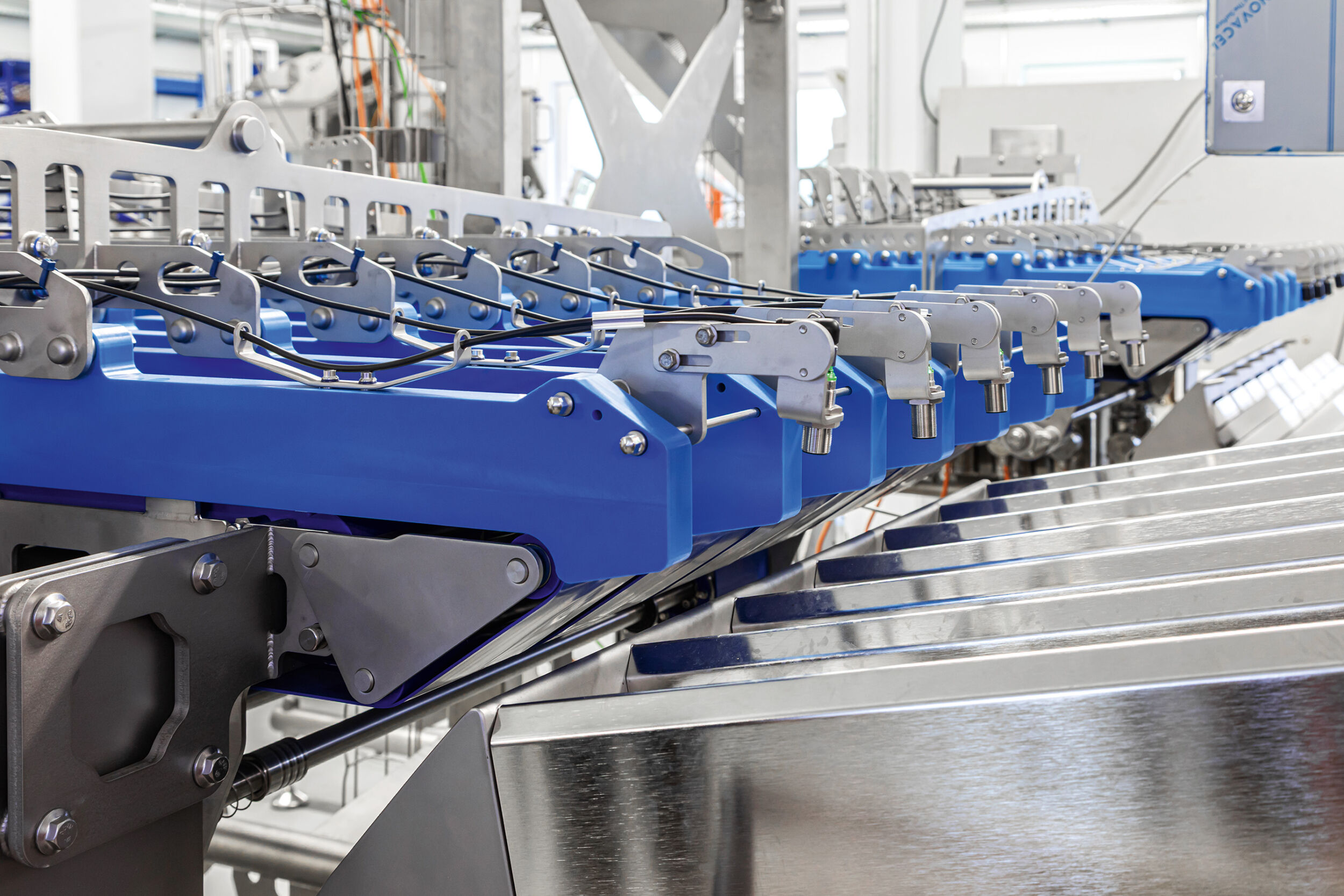 Die automatisierte Wursteinlegemaschine bei MB Bergmann schafft einen Durchsatz von 1.000 Würsten pro Minute, mithilfe von Automatisierungstechnik und Edelstahlantrieben von SEW-Eurodrive.
